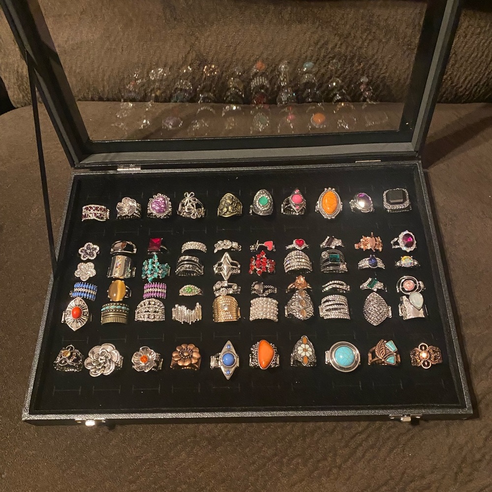 ⭐️⭐️Host Pick⭐️⭐️NWOT Lot of Paparazzi Rings in Case